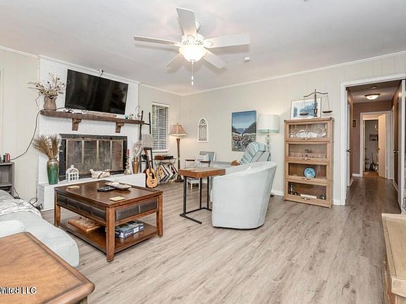 5th image of 1222 King Henry Dr
