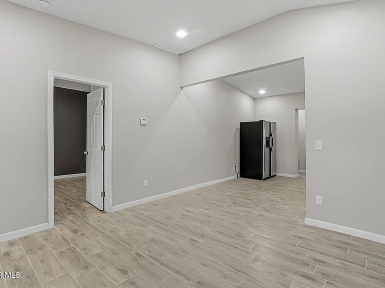 9207 Santa Rosalia Ct #B — Photo 7