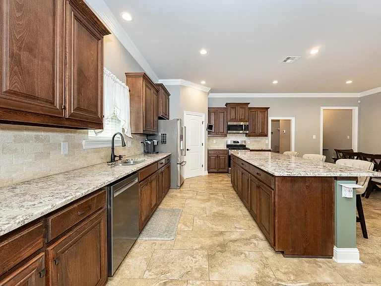812 Beaumont Dr — Photo 2