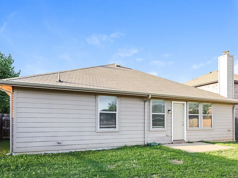573 Creekbend St — Photo 16