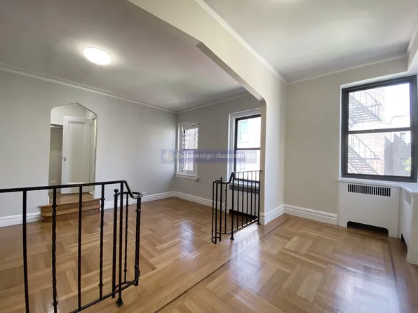 567 Ft Washington Avenue image 1 of 8