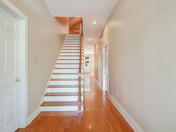 foyer/hallway/bedroom entran