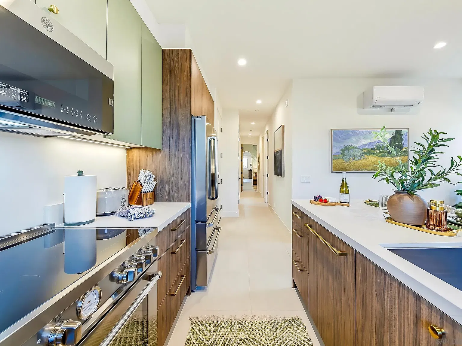 2 bed, 2.0 bath, 718 sqft, $6,600 — Photo 2