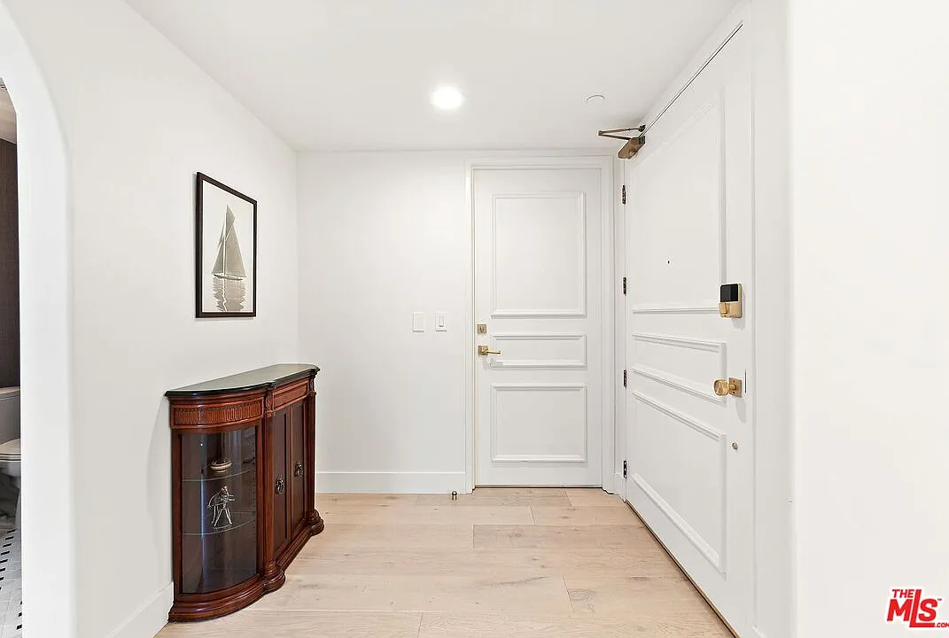 3 bed, 4.0 bath, 2967 sqft, $12,950 — Photo 3