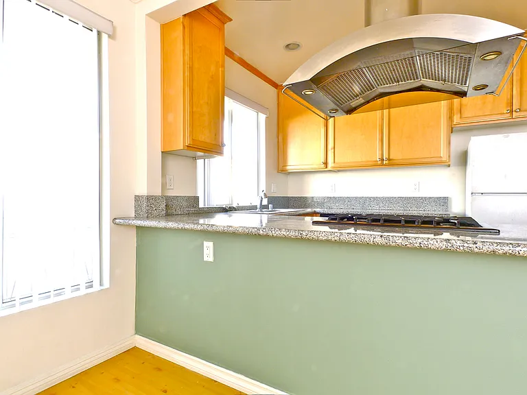 923 6th St #9 — Photo 3
