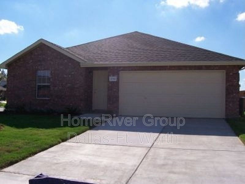 1st image of 2742 Hacienda Lake Dr