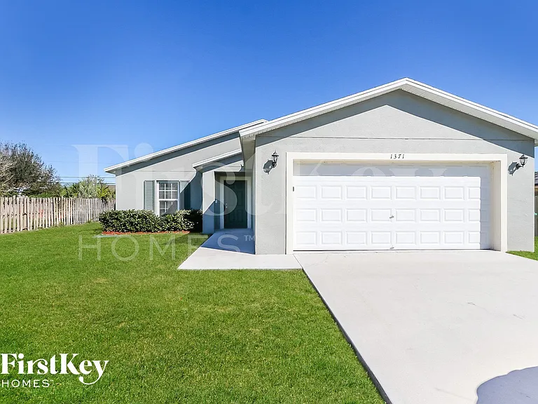 1371 SW Sudder Ave — Photo 1