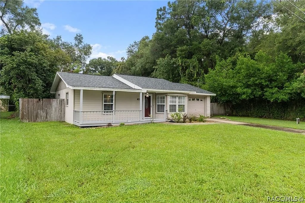 2 bed, 1.0 bath, 912 sqft, $1,300 — Photo 2