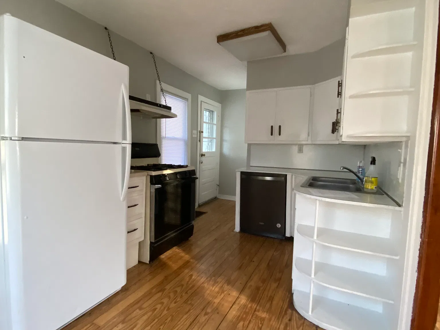 3 bed, 1100 sqft, $1,600 — Photo 3