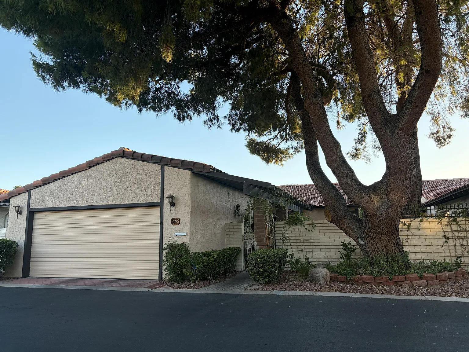 3 bed, 2342 sqft, $2,400 — Photo 1