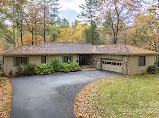 572 NE Shore Dr, Lake Toxaway, NC 28747