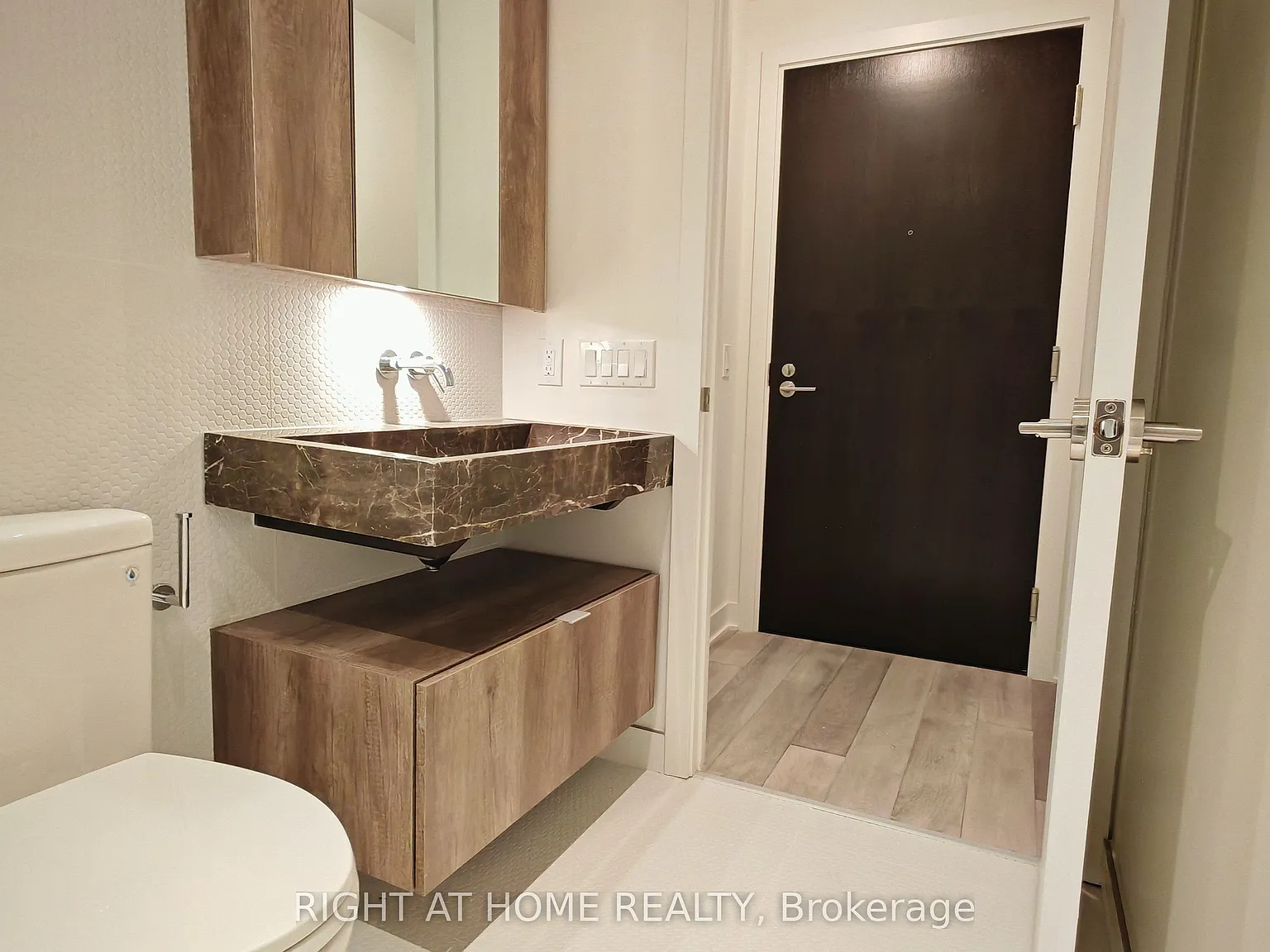 11 Yorkville — Photo 3