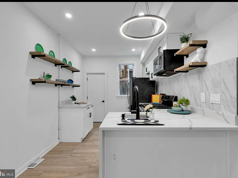 3352 Amber St — Photo 3