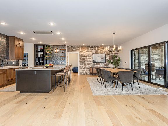 4th image of 200 N Blarney Court