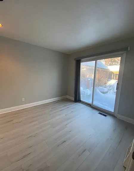 12 Margaret Ave N — Photo 4