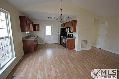 3rd image of 611 Eastview Dr