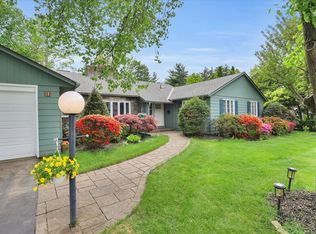 11 W Ridge Dr, West Hartford, CT 06117