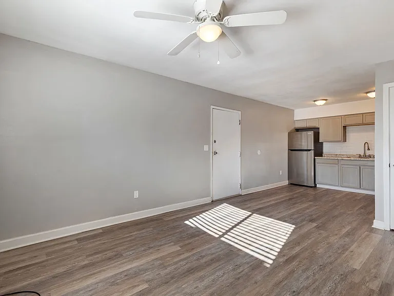 Crossroads Villa Apartments — Photo 35