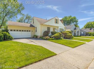 2209 Ridgemont Rd, Grosse Pointe Woods, MI 48236