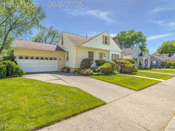 2209 Ridgemont Rd, Grosse Pointe Woods, MI 48236