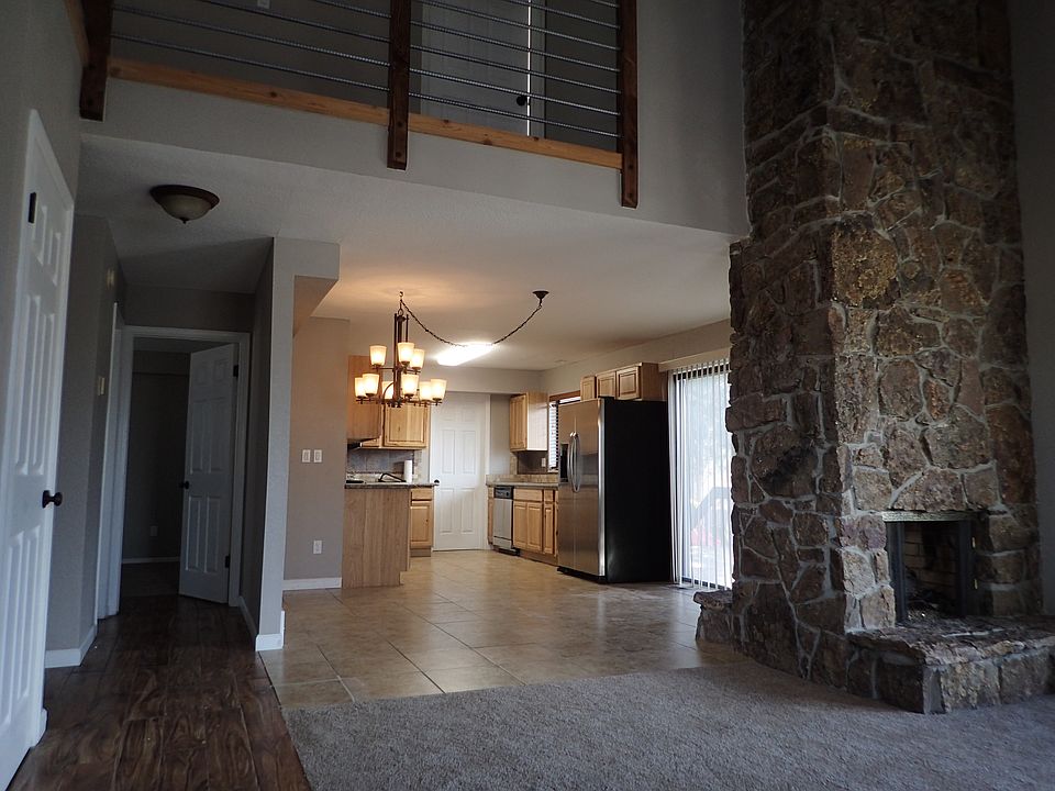 Living room/fire/kitchen