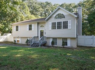 17 Barclay Rd, Mastic Beach, NY 11951