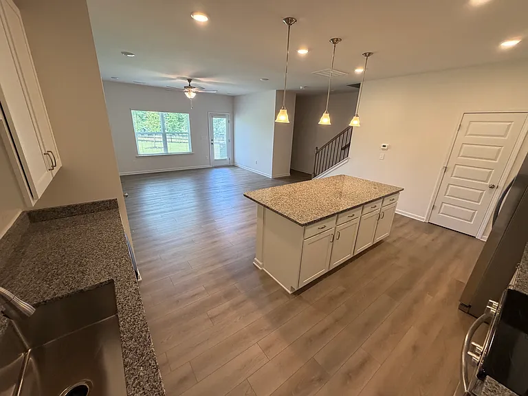 4913 Dresden Loop — Photo 8