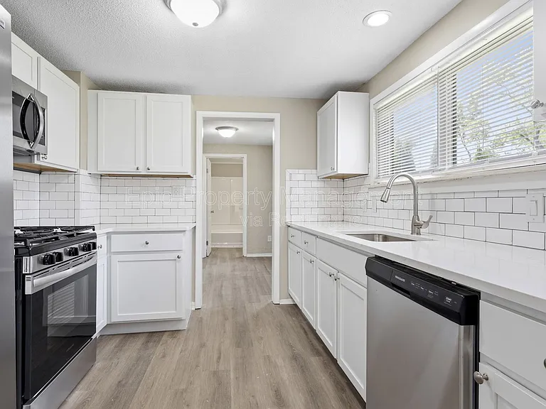 24440 Sylvan Ave — Photo 4