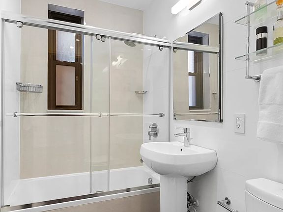 5th image of 100 W 12th St APT 3D