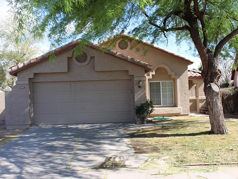 807 W Kesler Ln — Photo 1