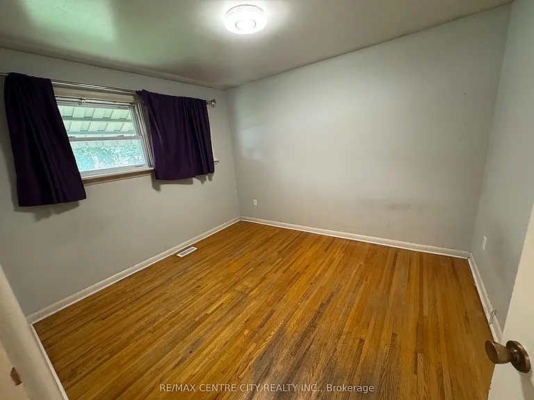 10 Tewksbury Cres — Photo 18