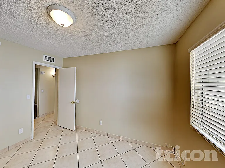102 W Ivyglen St — Photo 29