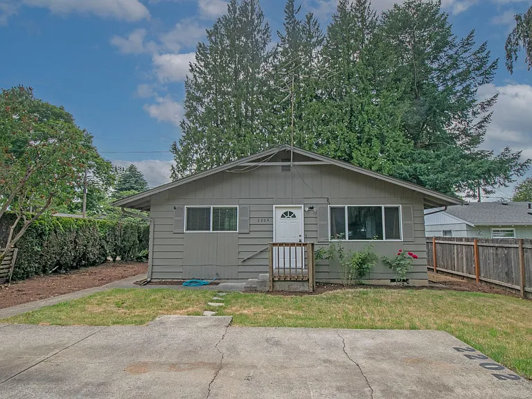 2204 E 35th St — Photo 18