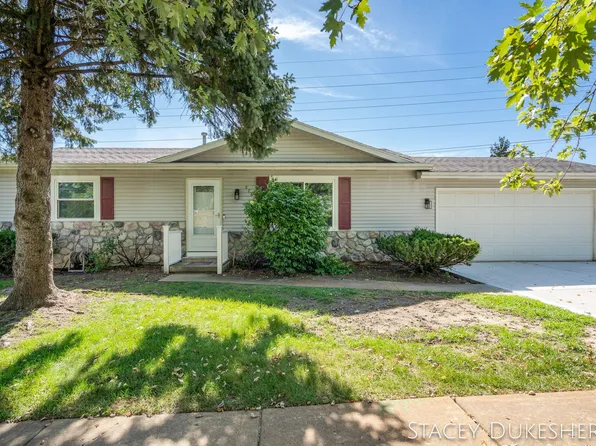 276 Mabel St NW, Comstock Park, MI 49321