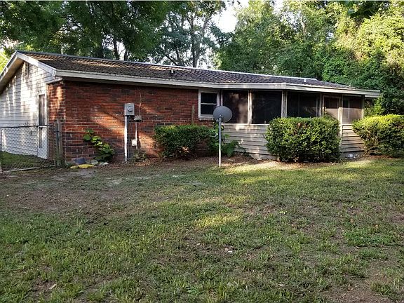 4th image of 211 SW Dahlia Ln