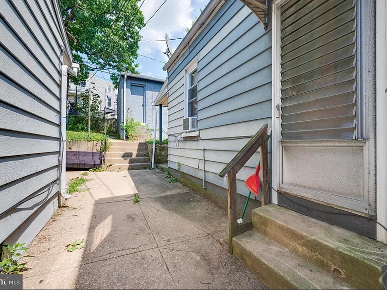 1129 Locust St #2 — Photo 4