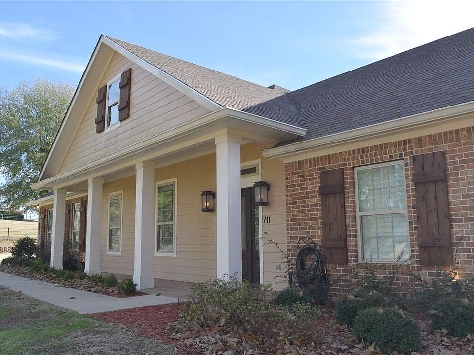 1st image of 711 Hillcrest Dr