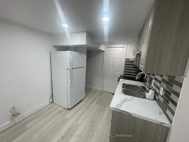 256 Birchcliffe Cres — Photo 5