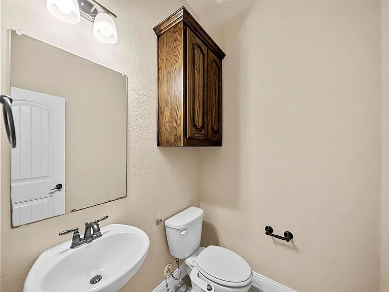 604 Darby Ln — Photo 34