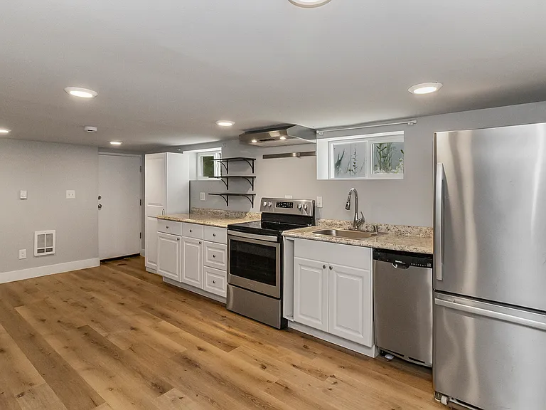 4246 S Graham St #BASEMENT — Photo 7