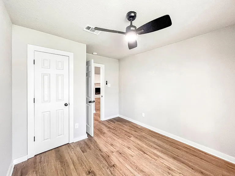 23207 Naples Dr — Photo 17