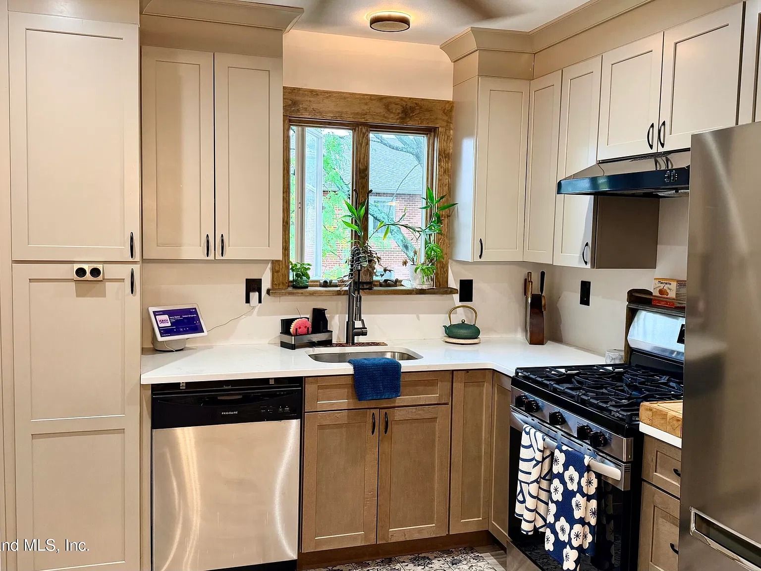 3 bed, 2.0 bath, 1880 sqft, $3,200 — Photo 3