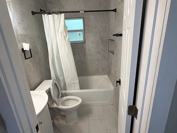 4th image of 5621 Graymont Ln