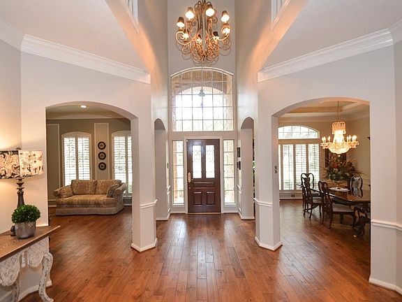 4th image of 3306 N Briarpark Ln