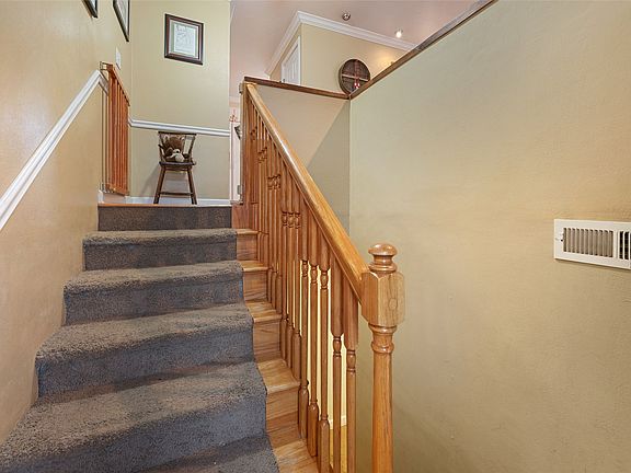 3rd image of 38 Russell Ct N