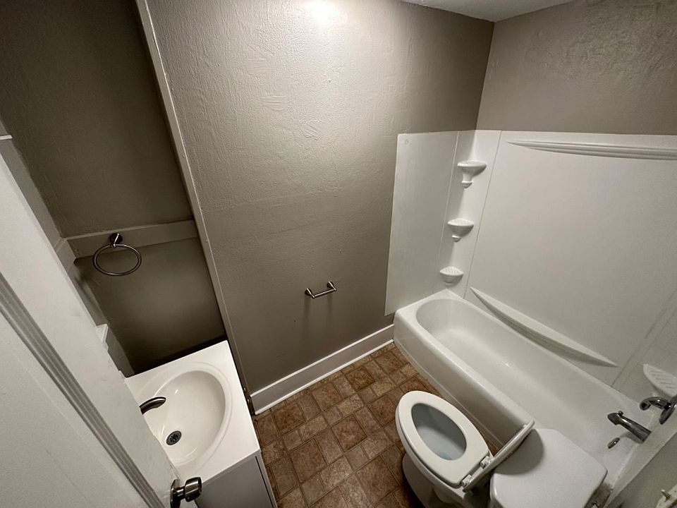 1st image of 418 Lemira Ave #3