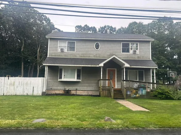 2 Pawnee Ave, Shirley, NY 11967