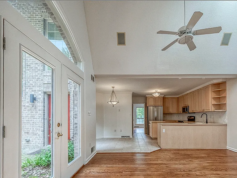 618 Essex Ct — Photo 8