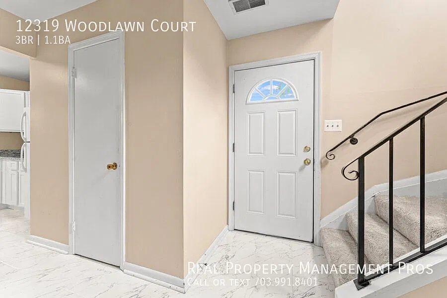 Spacious 3-Bedroom, 1.5-Bath Townhouse for Rent in Lake Ridge — Photo 3