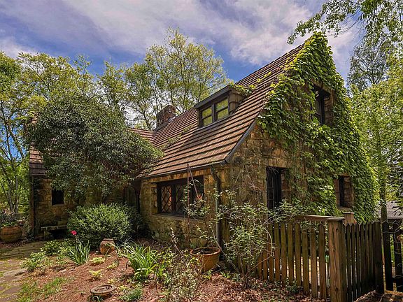 3rd image of 2331 English Village Ln